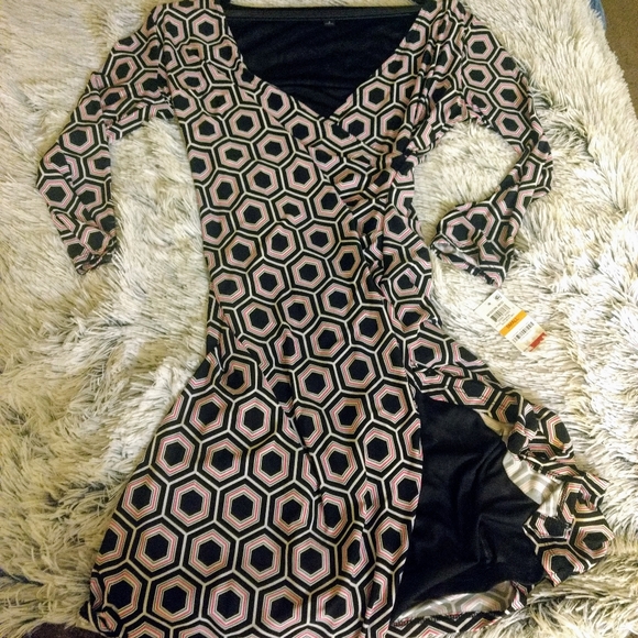Geo-Print Wrap Dress - Picture 4 of 8